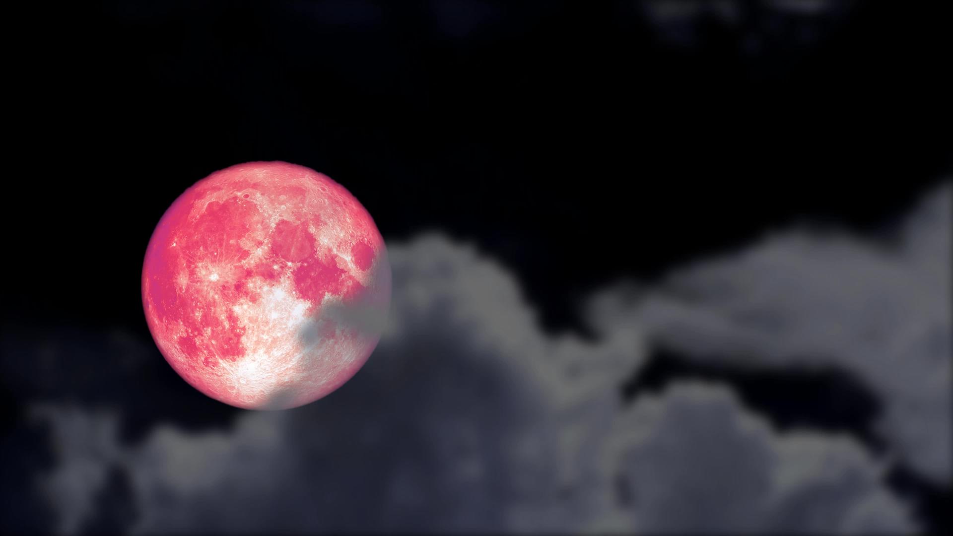 粉红色的月亮云在夜空中模糊了满月视频的预览图