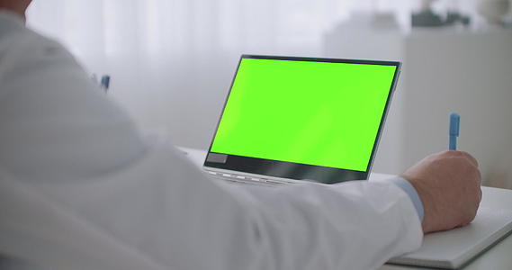 远程医疗服务最好的医疗专家使用带有绿色屏幕的笔记本电脑视频的预览图