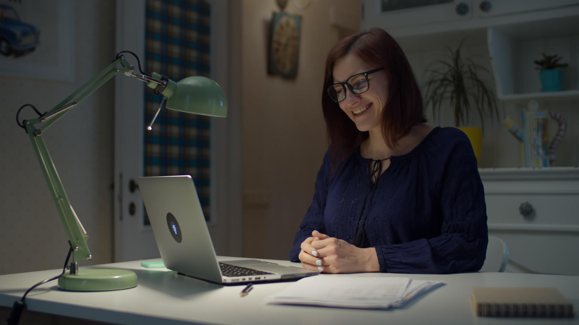 30多岁在家工作的年轻女性完成了视频通话合上了笔记本电脑视频的预览图