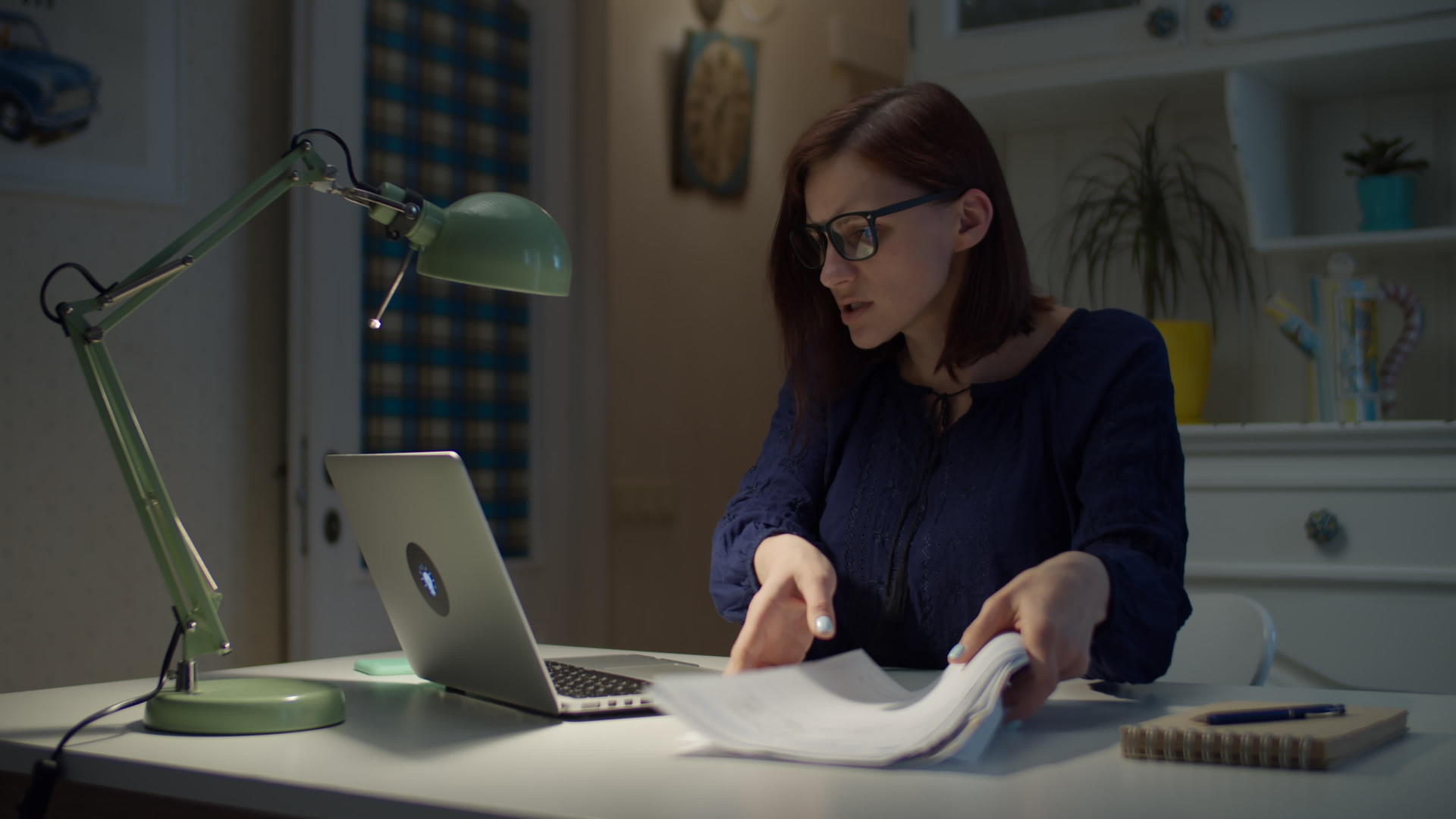 30多岁的年轻女性在家工作向笔记本电脑展示一堆纸视频的预览图