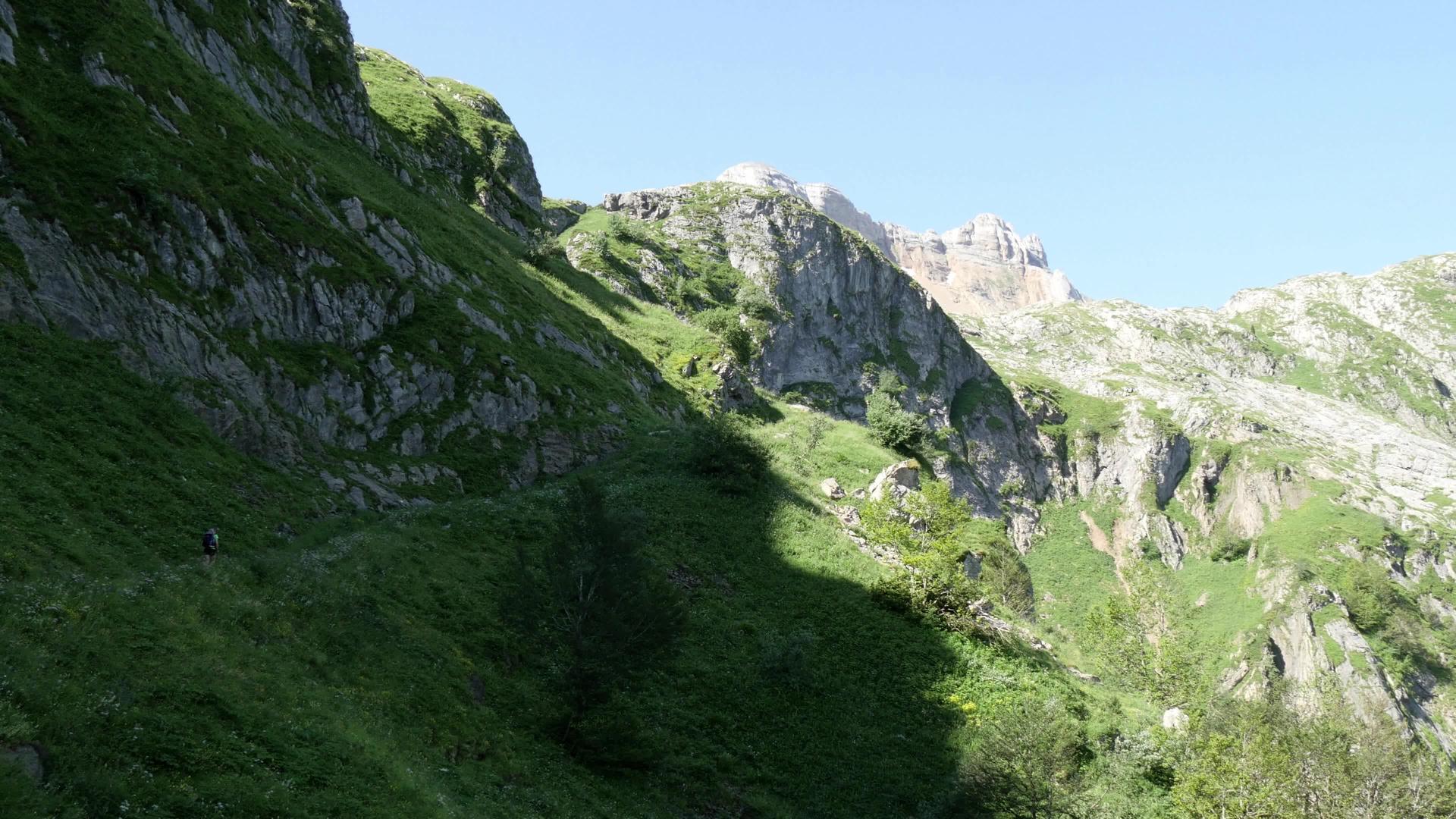 女性登山者在比利牛斯山脚下行走视频的预览图