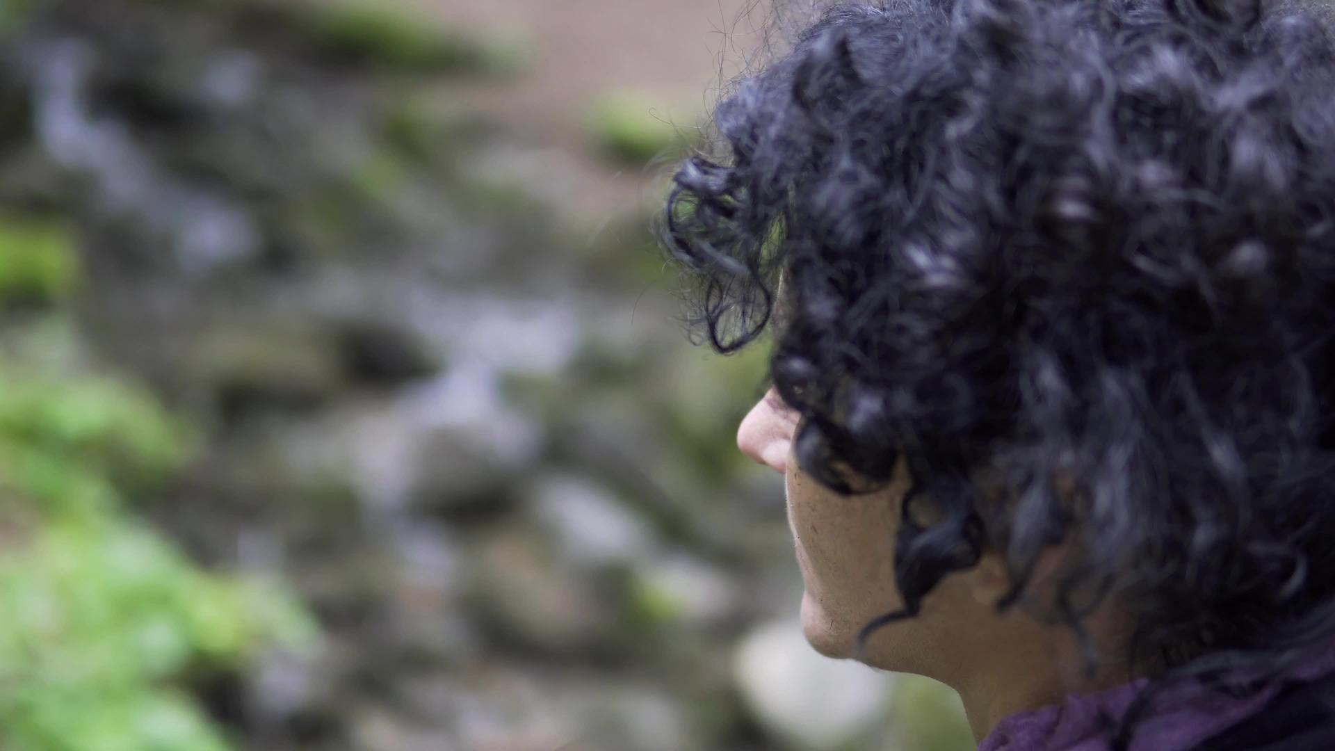 仰望森林中的自然徒步旅行女性肖像视频的预览图