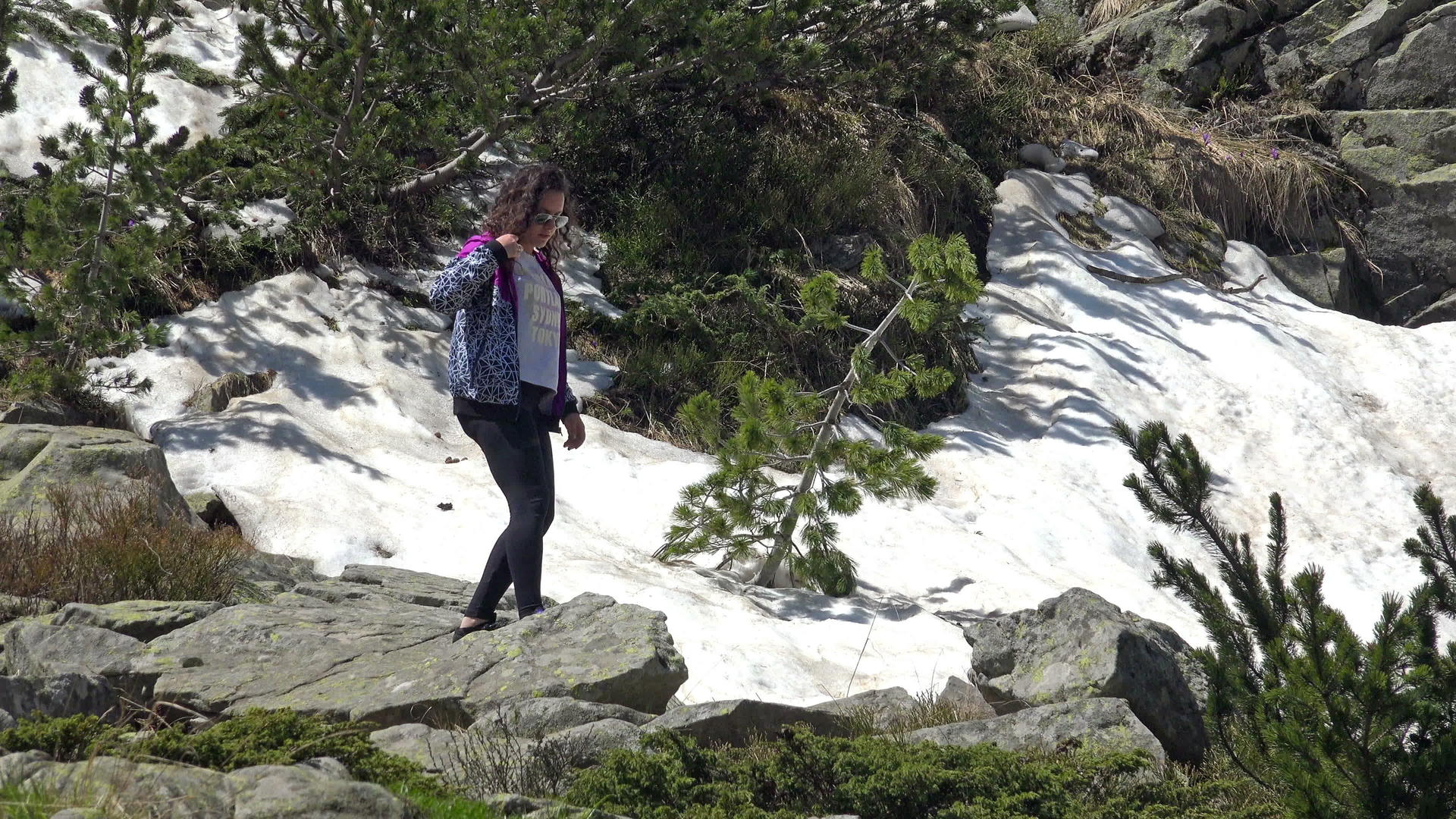 夏天女孩在山上徒步旅行雪在4公里4公里视频的预览图