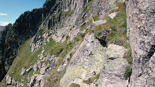 爬上山上危险的岩石夏天爬山视频的预览图
