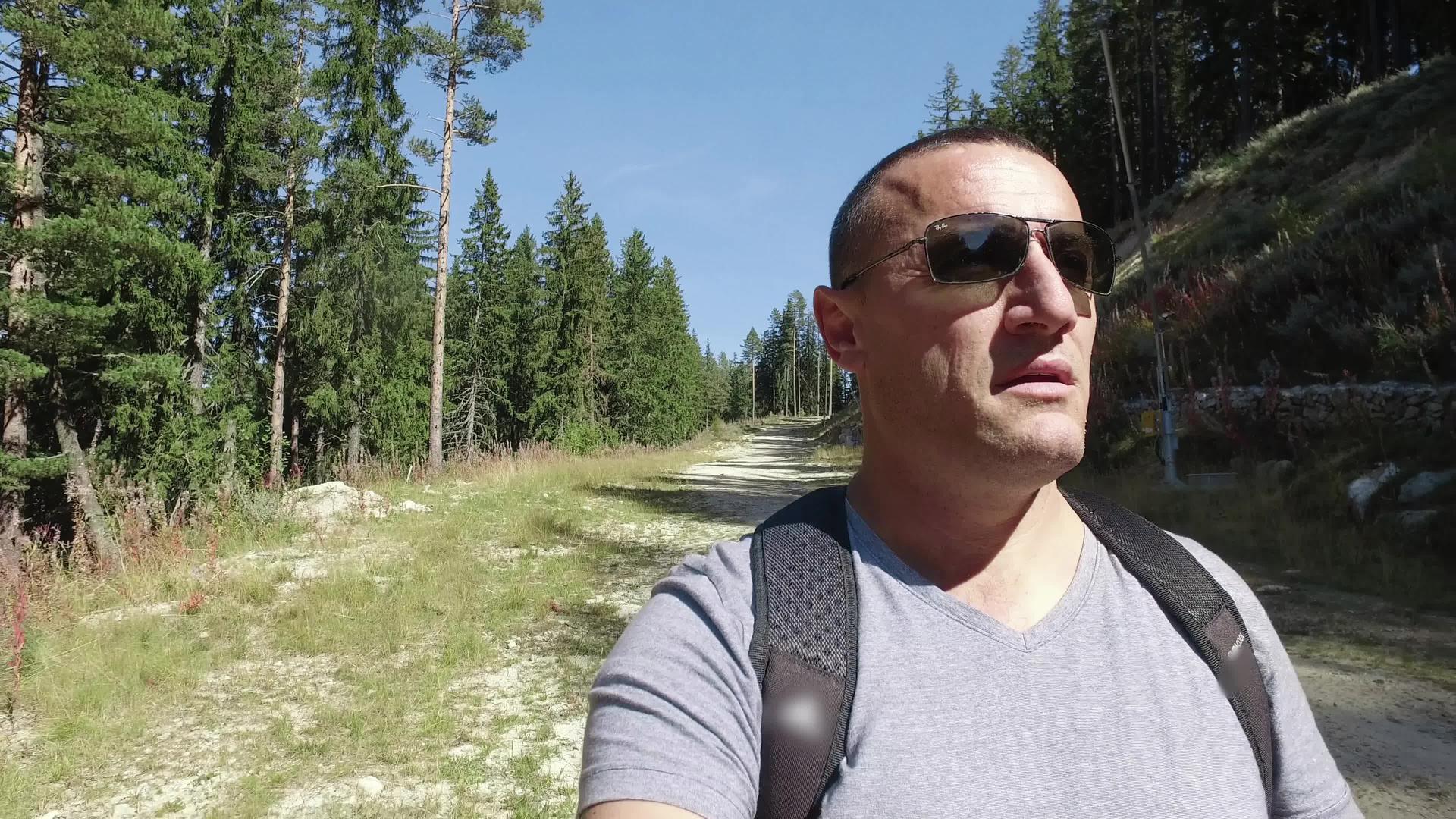 山林中的徒步旅行者视频的预览图