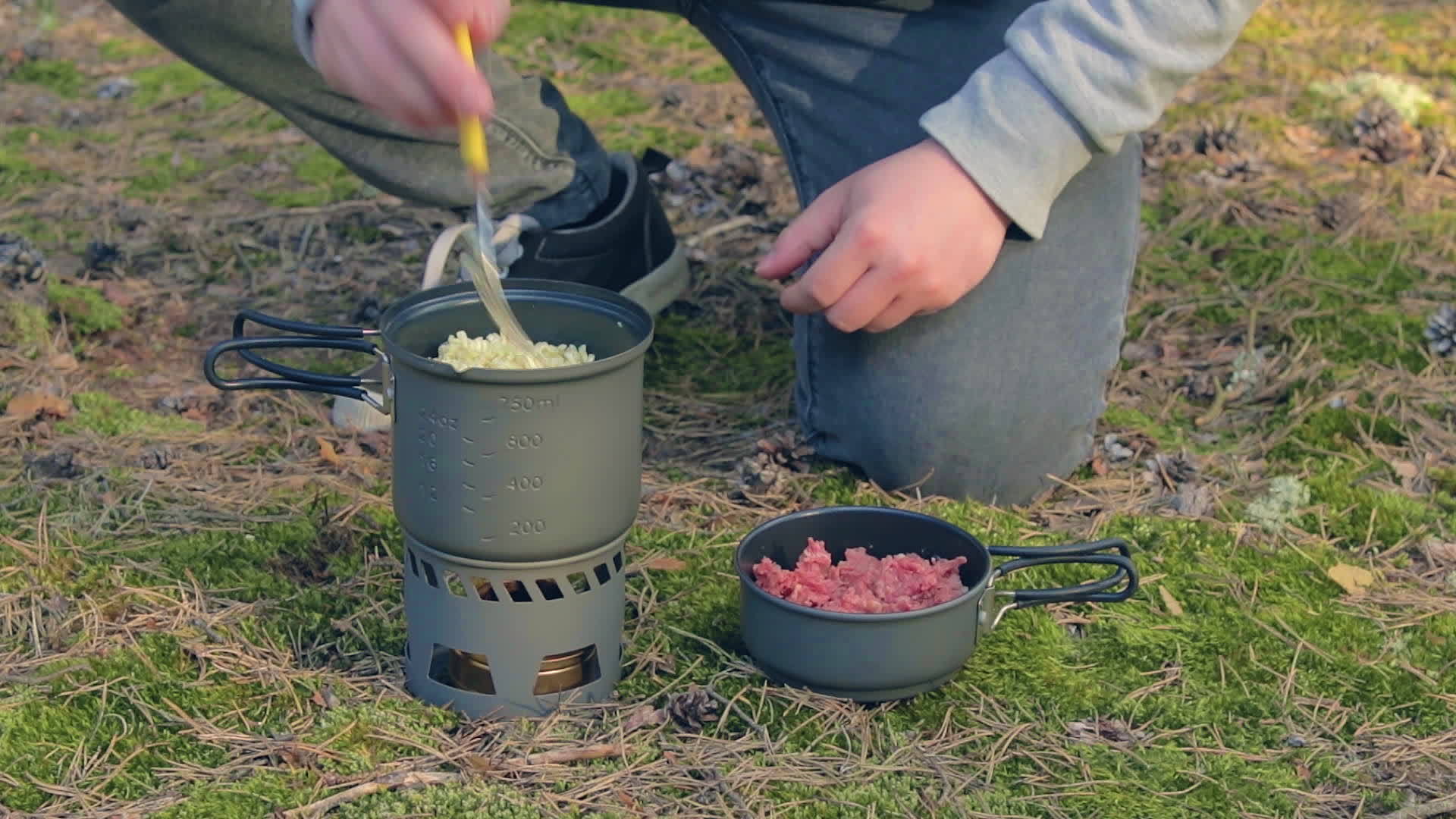 山上的徒弟在森林里用罐头做意面视频的预览图