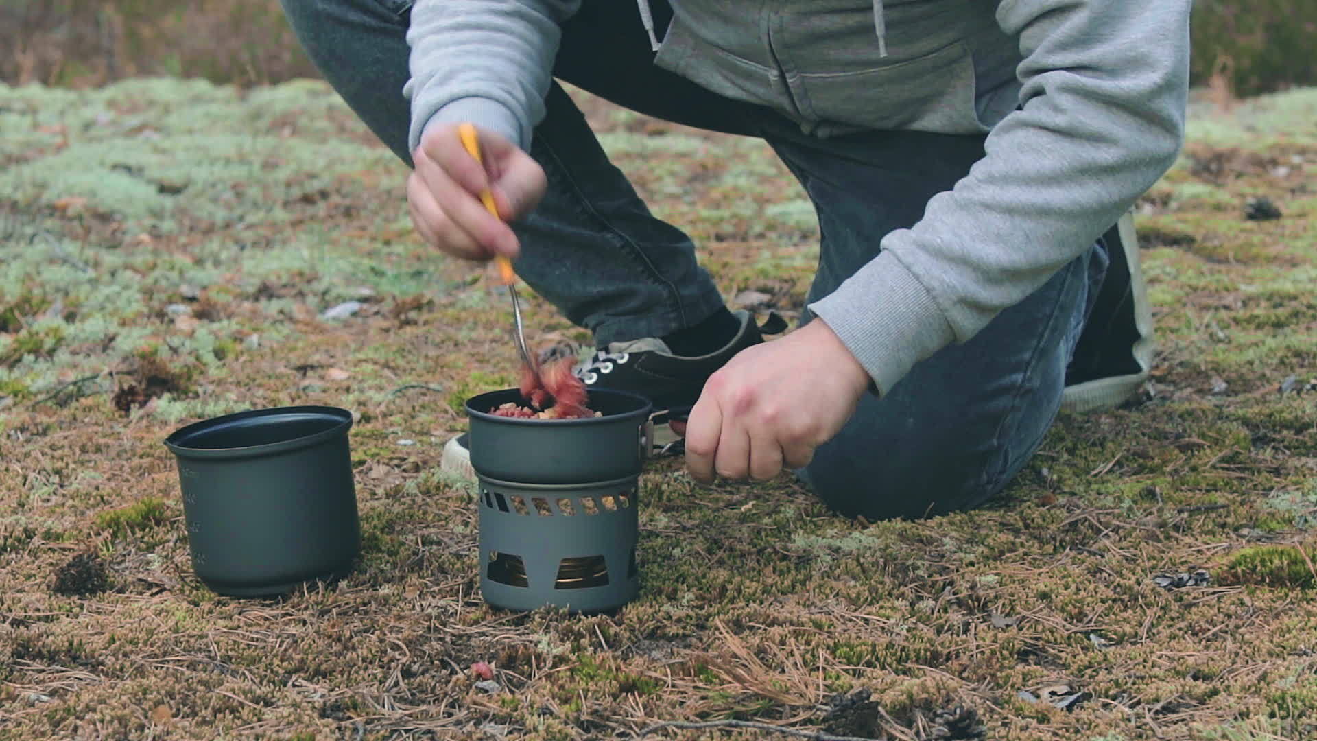 山上的徒弟在森林里用罐头做意面视频的预览图