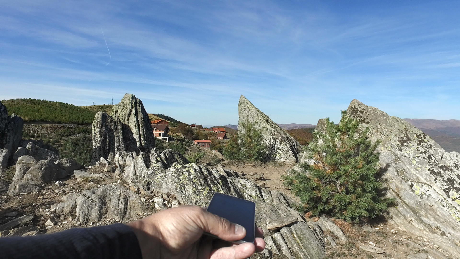 Gps由山岩路的hirkker山岩在自然岩层中形成视频的预览图
