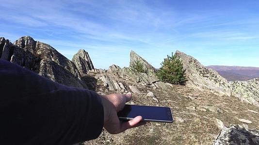 Gps由山岩路的hirkker山岩在自然岩层中形成视频的预览图