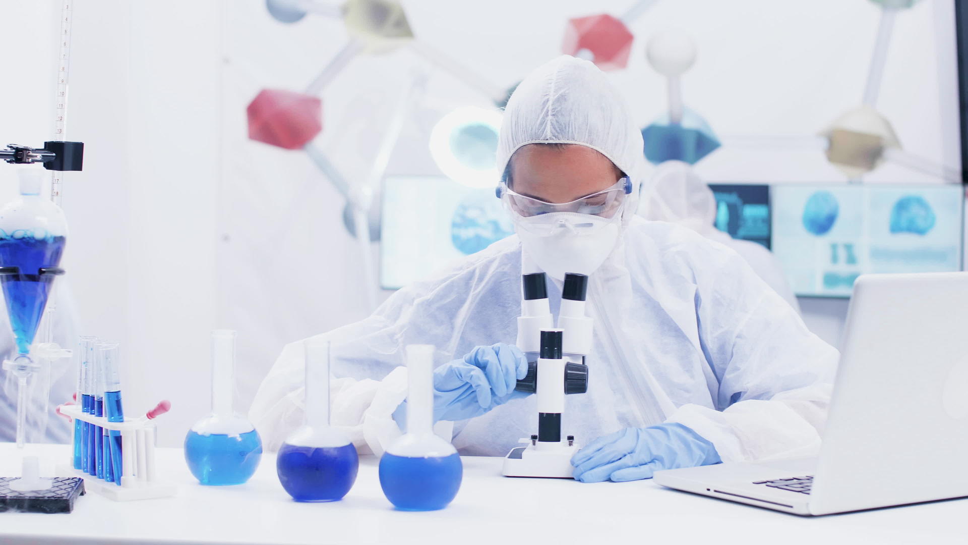蓝色液体试管中的试剂和试剂是在现代实验室工作的女性科学家使用的视频的预览图