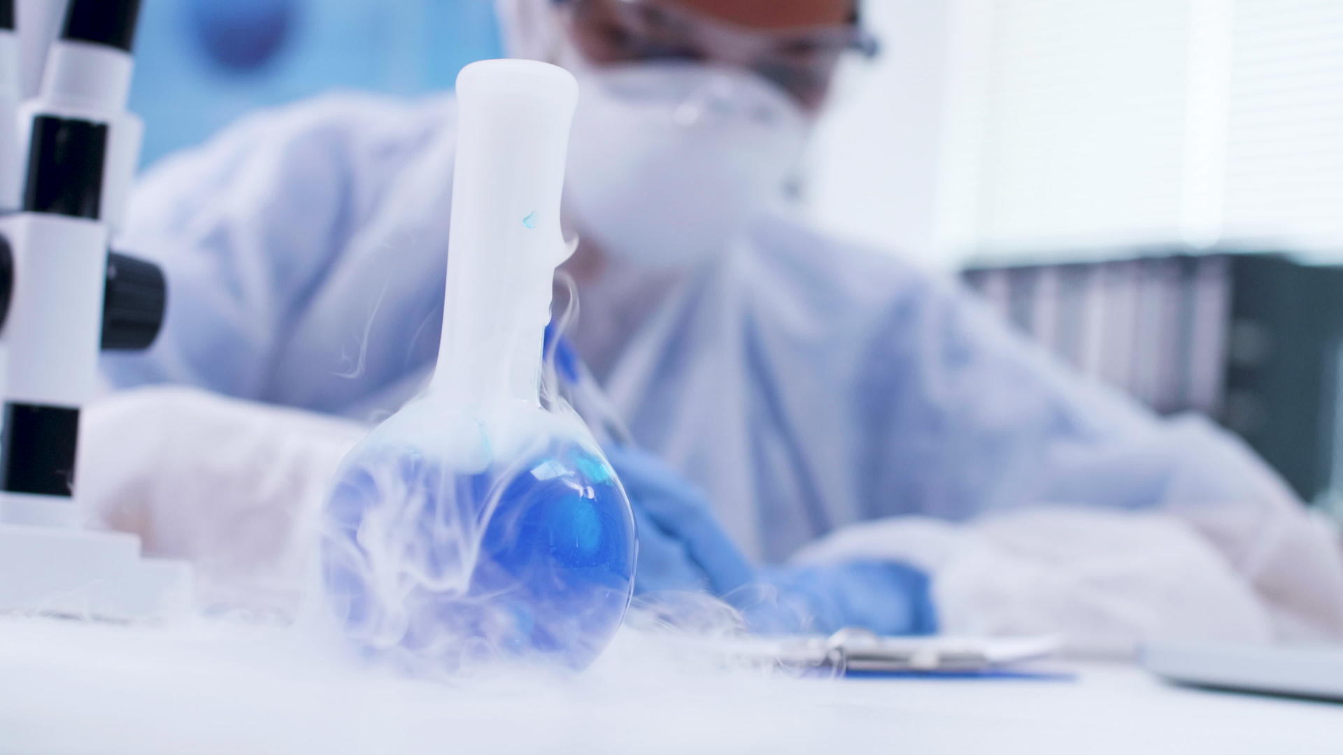 蓝色润滑剂和试剂在化学实验室拍摄的胶片视频的预览图