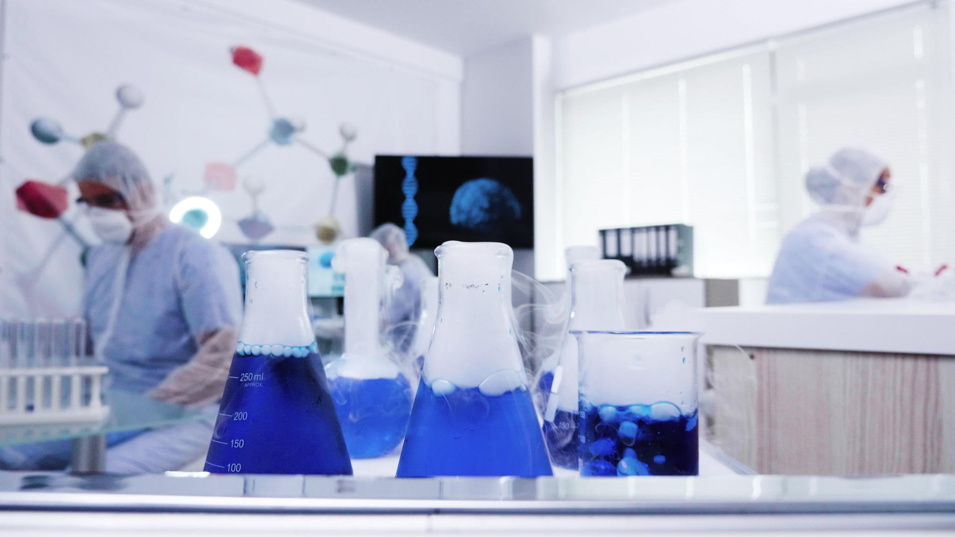 在现代科学实验室用手推车泵送蓝色液体视频的预览图