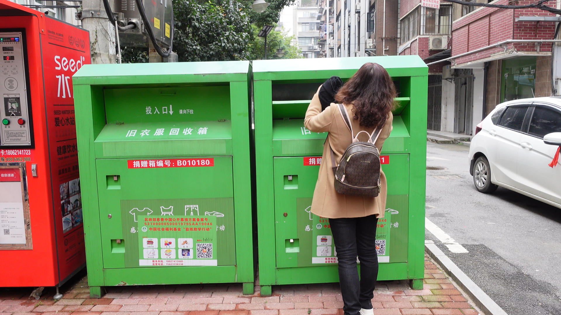 城市社区爱心旧衣物捐赠回收箱4k素材视频的预览图