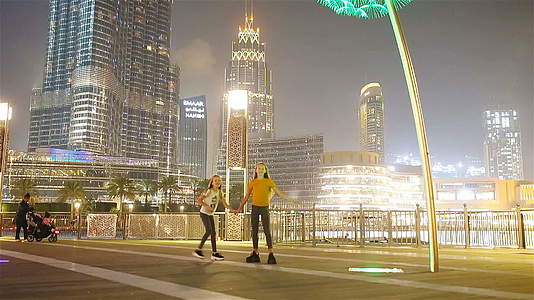 快乐的女孩以摩天大楼为背景在杜拜散步视频的预览图