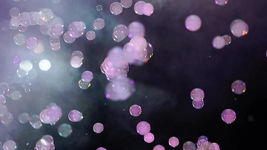 在派对的空气爆炸或肥皂泡沫中涂上彩色鸡蛋的模糊抽象背景视频的预览图
