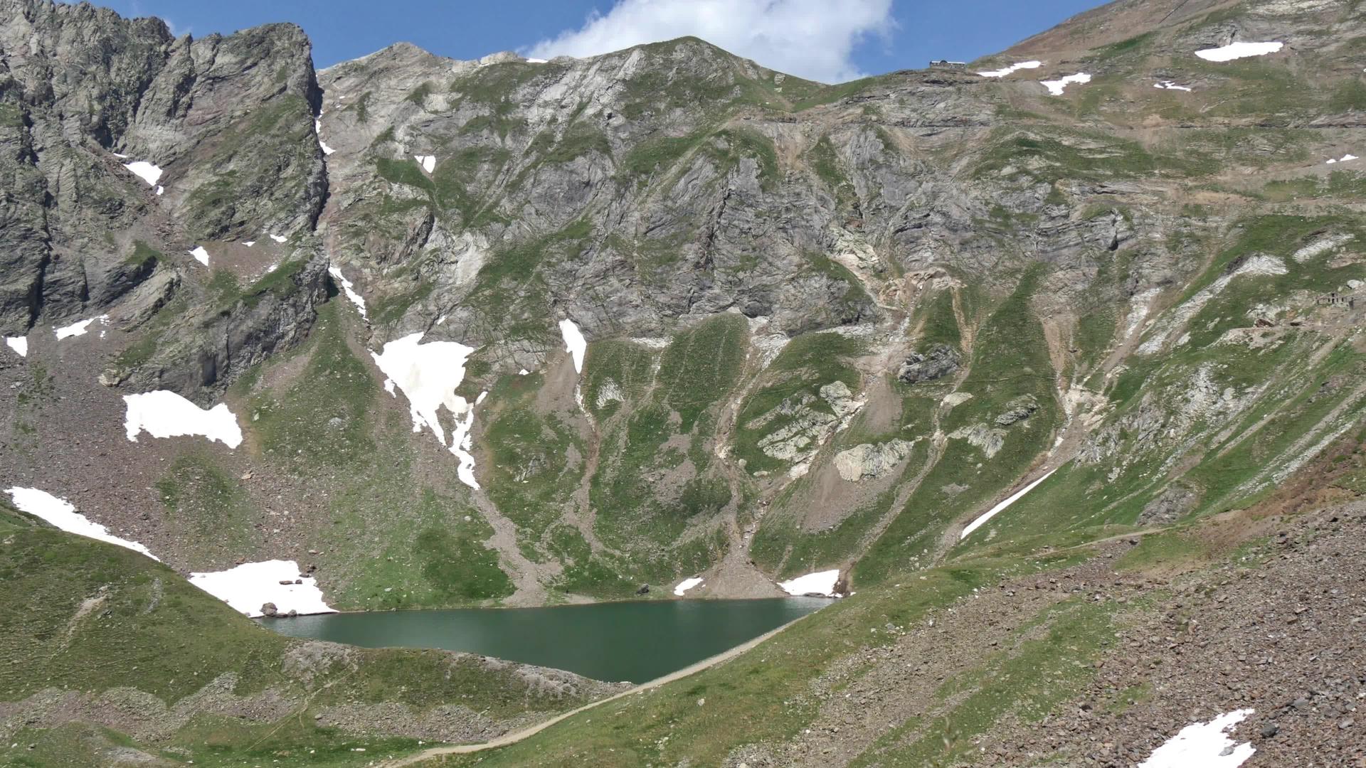 曾经在法国山丘上有湖景视频的预览图