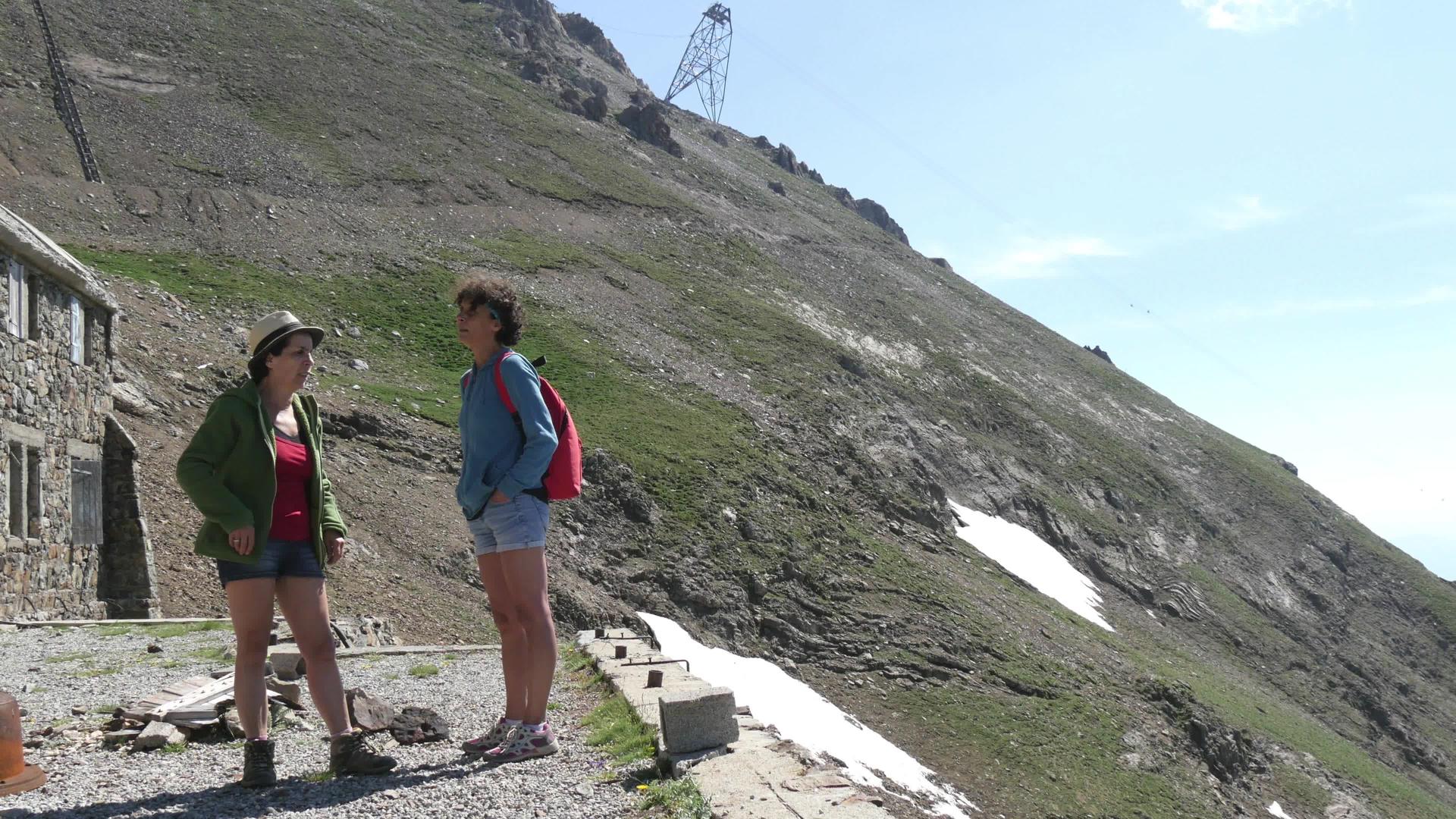 比利牛斯山的两名女性徒步旅行者Picdumindi视频的预览图