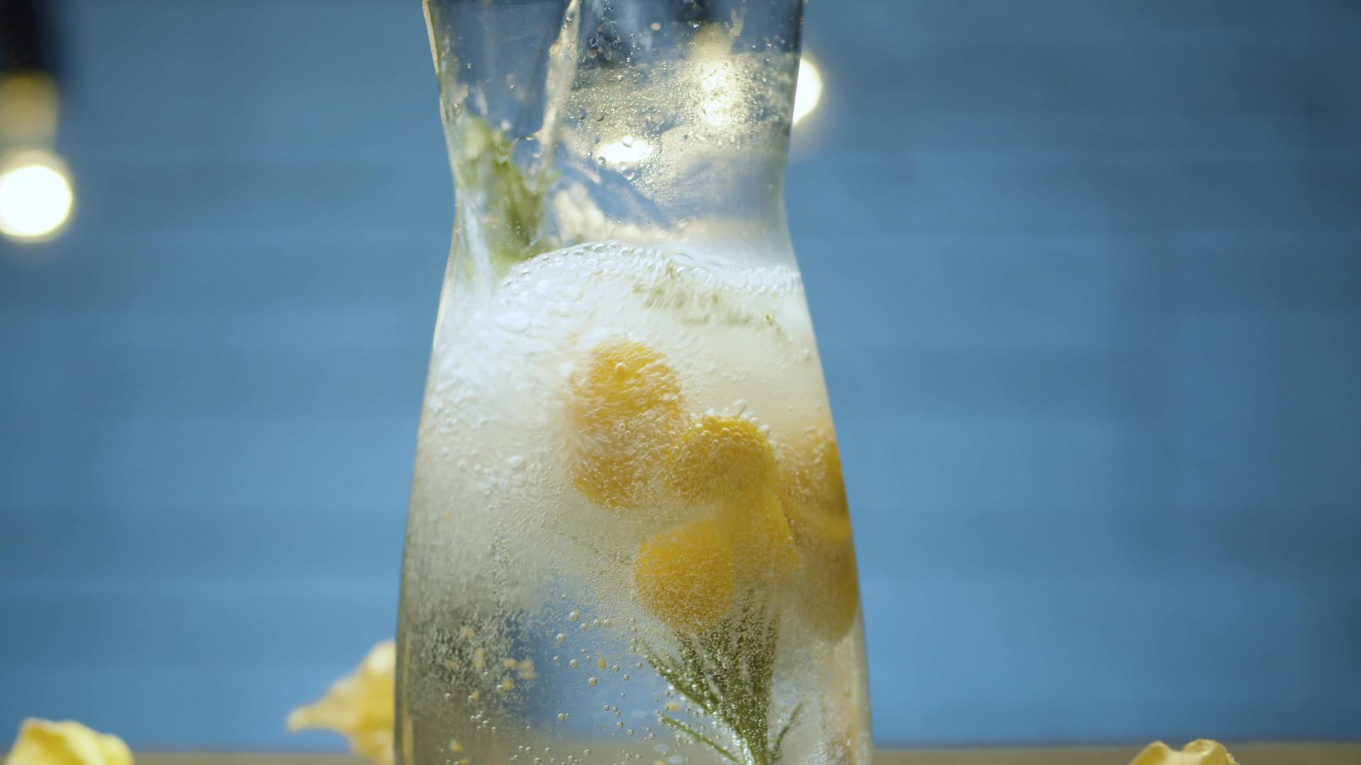 迷迭香和植物盐柠檬水视频的预览图