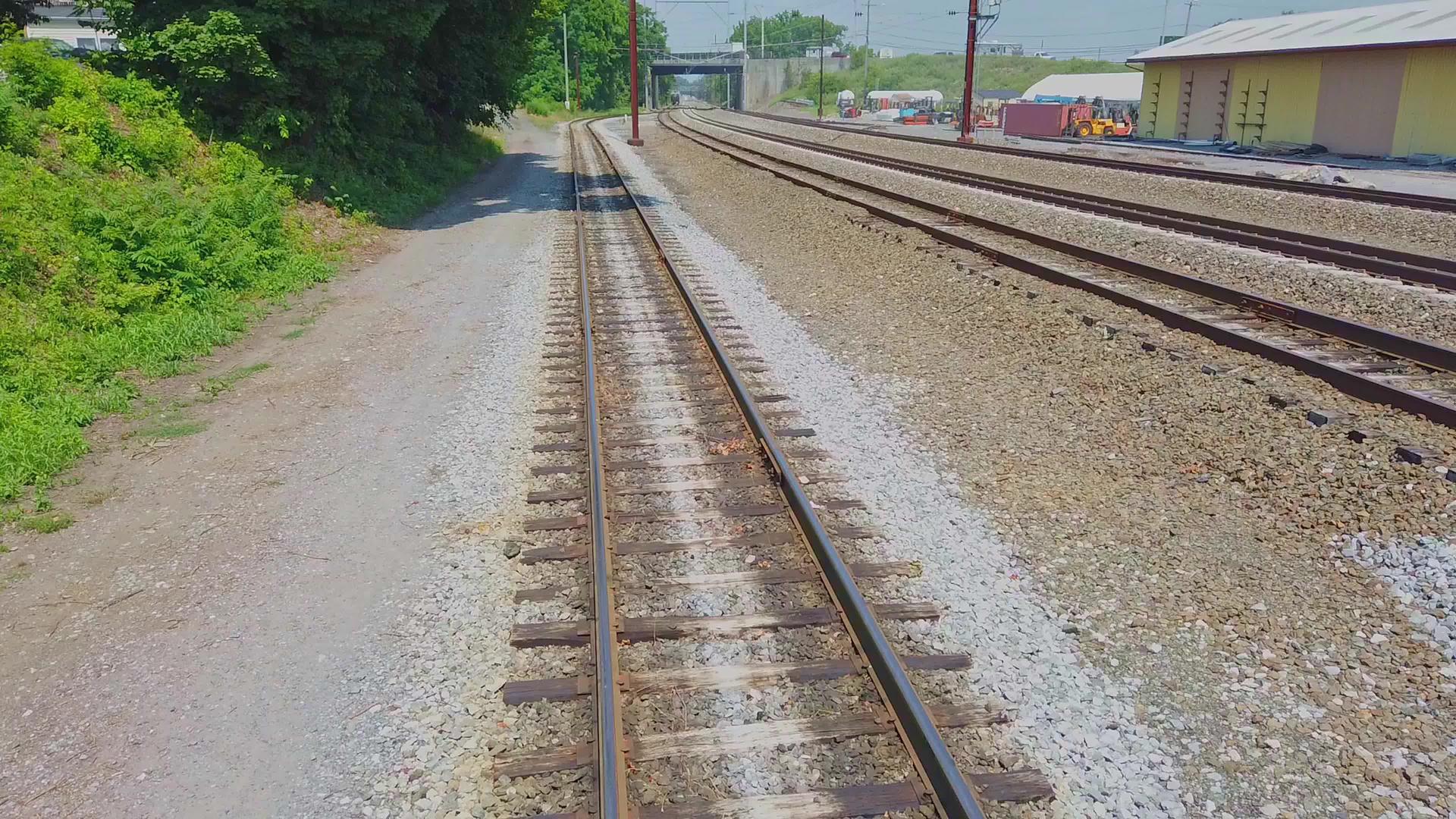 列车经过铁路轨道后的图景视频的预览图