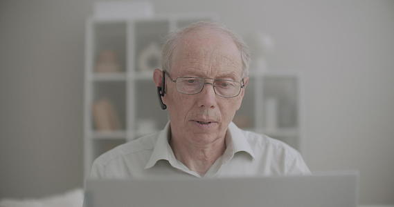 退休人员的肖像通过笔记本电脑上的视频电话在线聊天视频的预览图