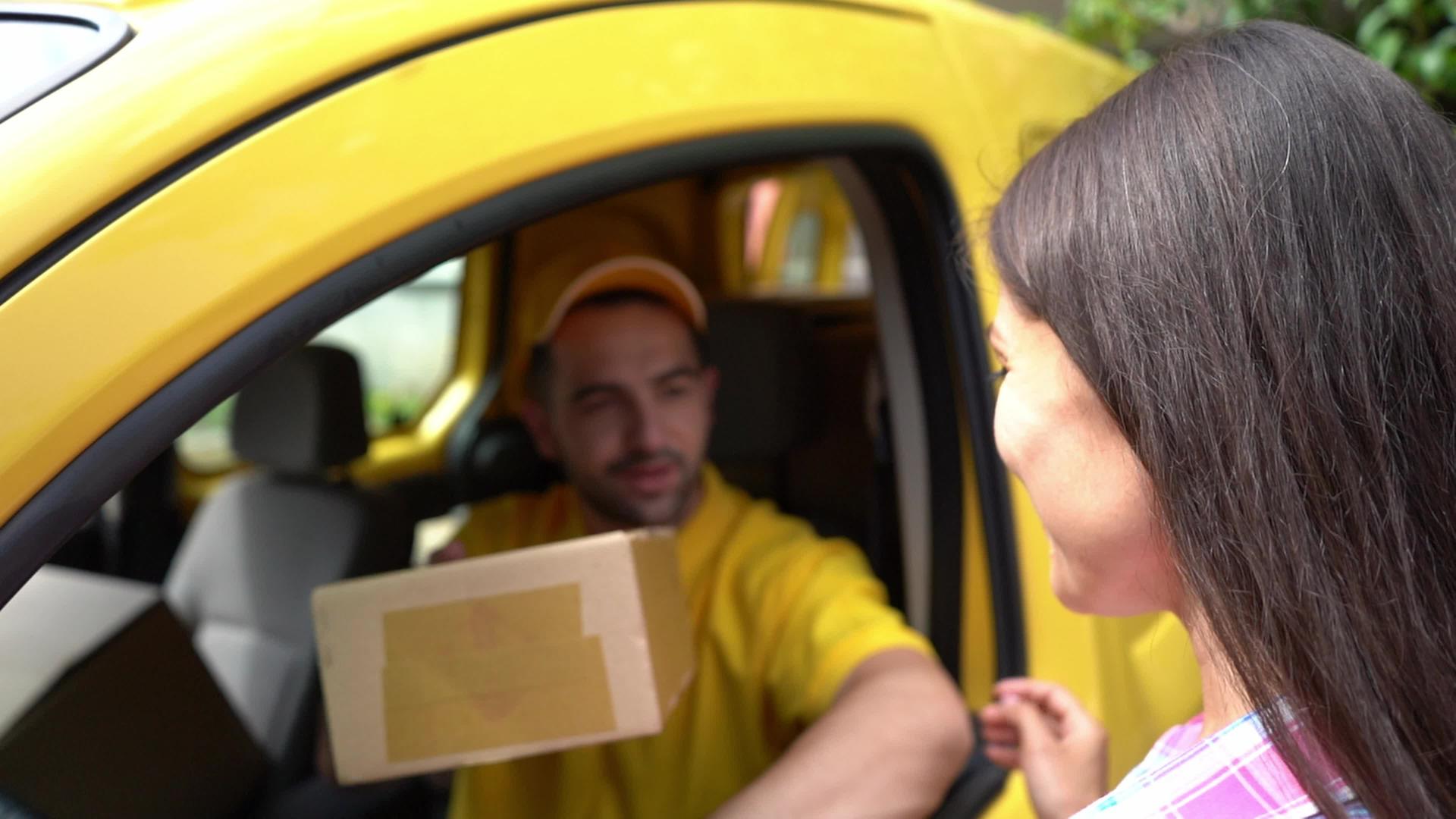 黄色卡车的信使给女顾客包裹视频的预览图