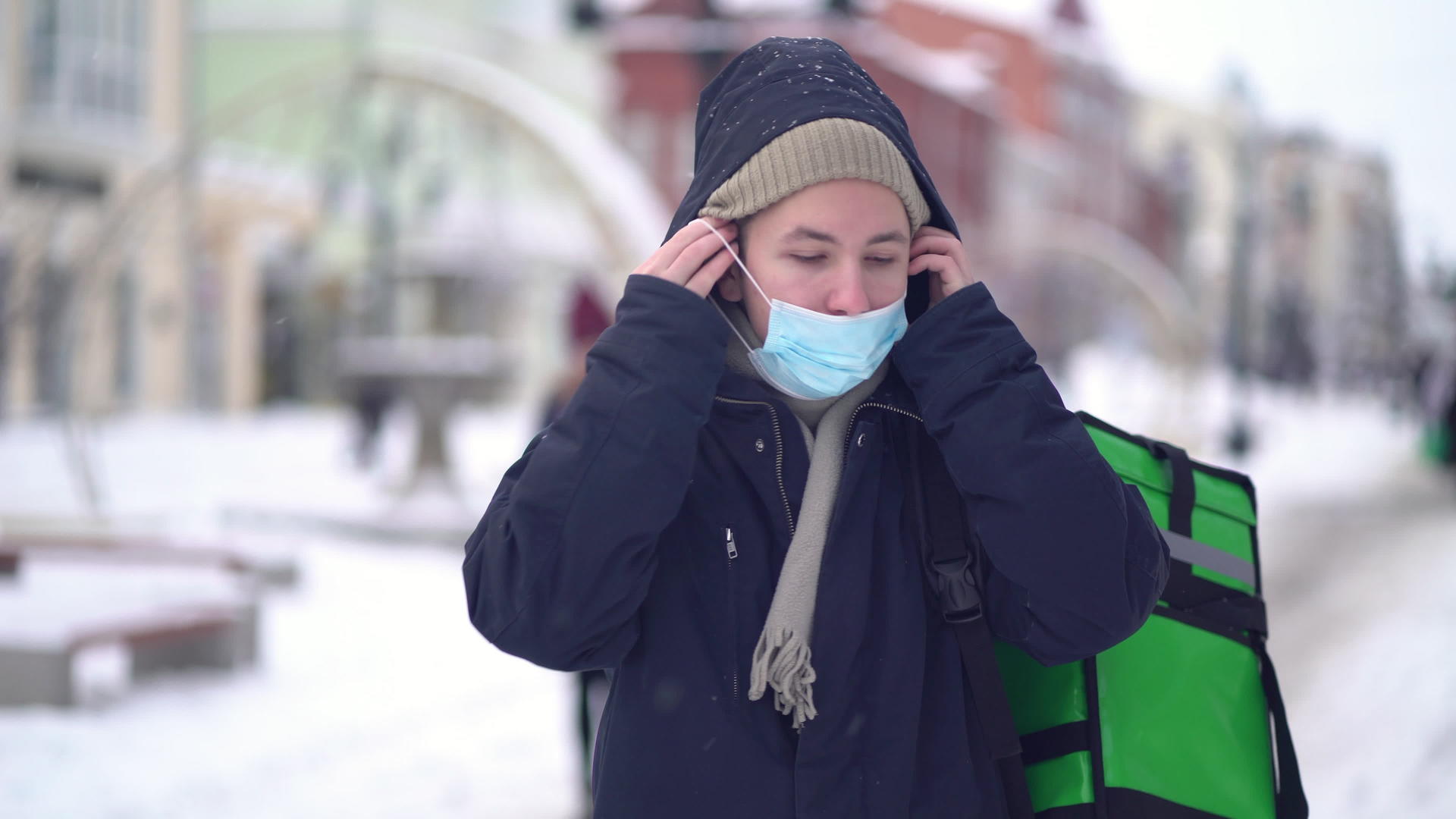 冬天信使用背包送食物视频的预览图