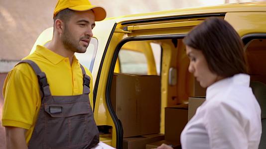 女商人穿着黄色制服穿着黄色制服在汽车附近的户外检查视频的预览图