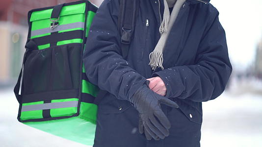 信使冬天在外面戴手套视频的预览图