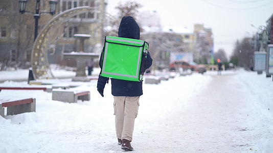 冬天 信使用背包送食物视频的预览图