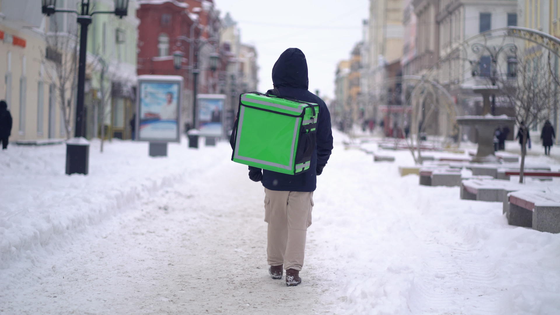 冬天信使用背包送食物视频的预览图
