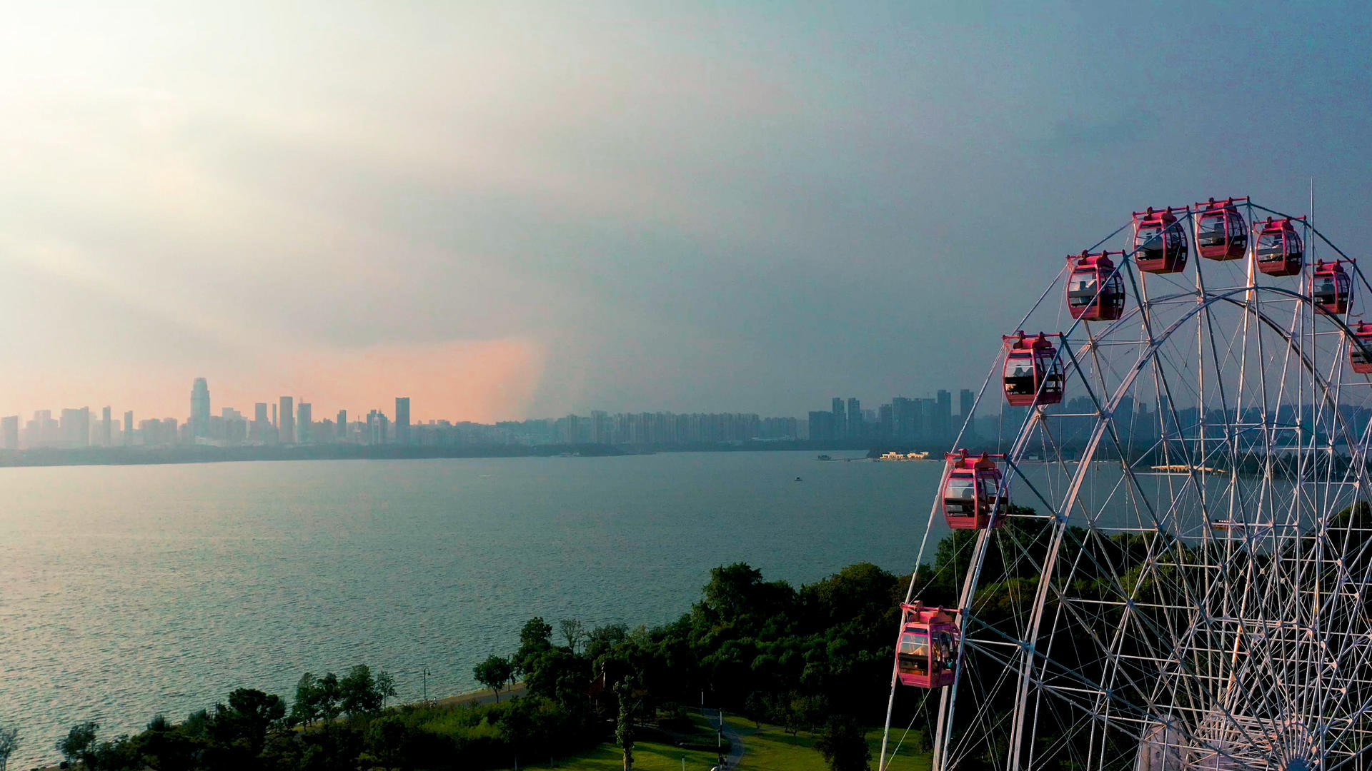 4K武汉东湖之眼摩天轮大气航拍实拍视频视频的预览图