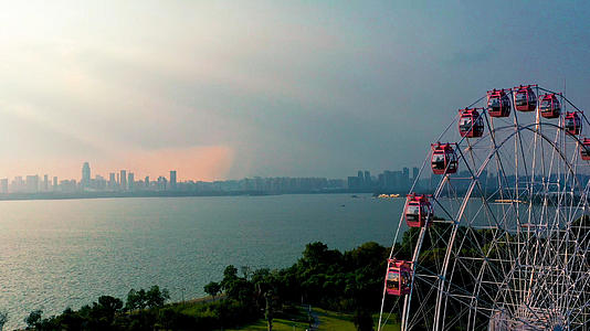 4K武汉东湖之眼摩天轮大气航拍实拍视频视频的预览图
