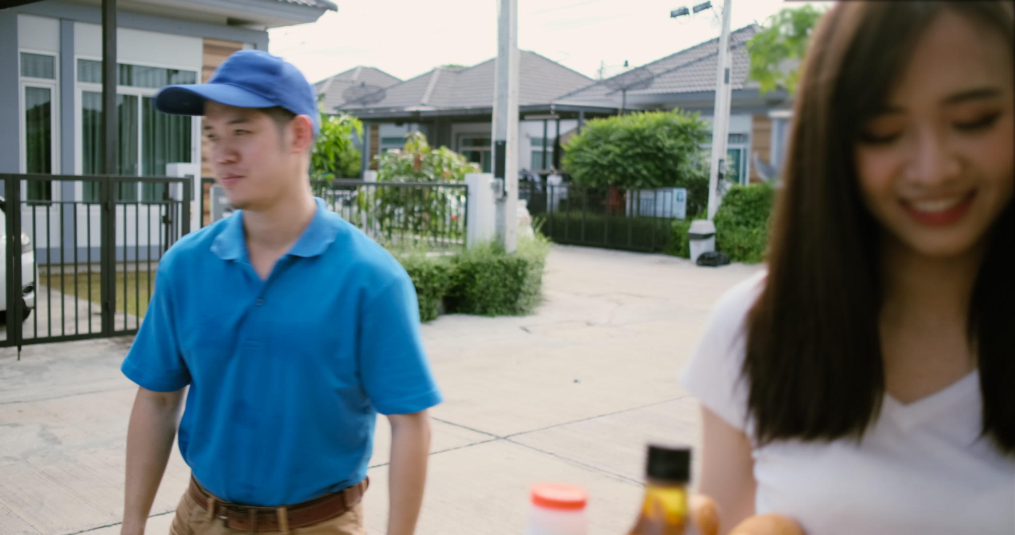 穿着蓝色制服的亚洲人把食物送到接收者顾客面前的商店吃水果和蔬菜视频的预览图