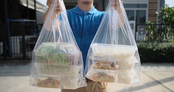将塑料袋从超市发送到女性客户服务客户的前门商店视频的预览图