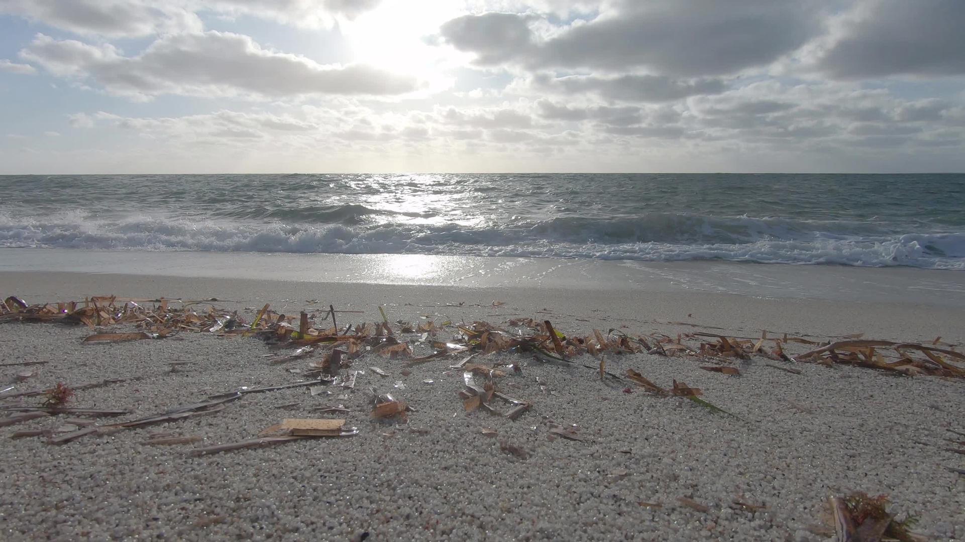 白石英砂粒的反射角度与海浪和背景中的云天空相似视频的预览图