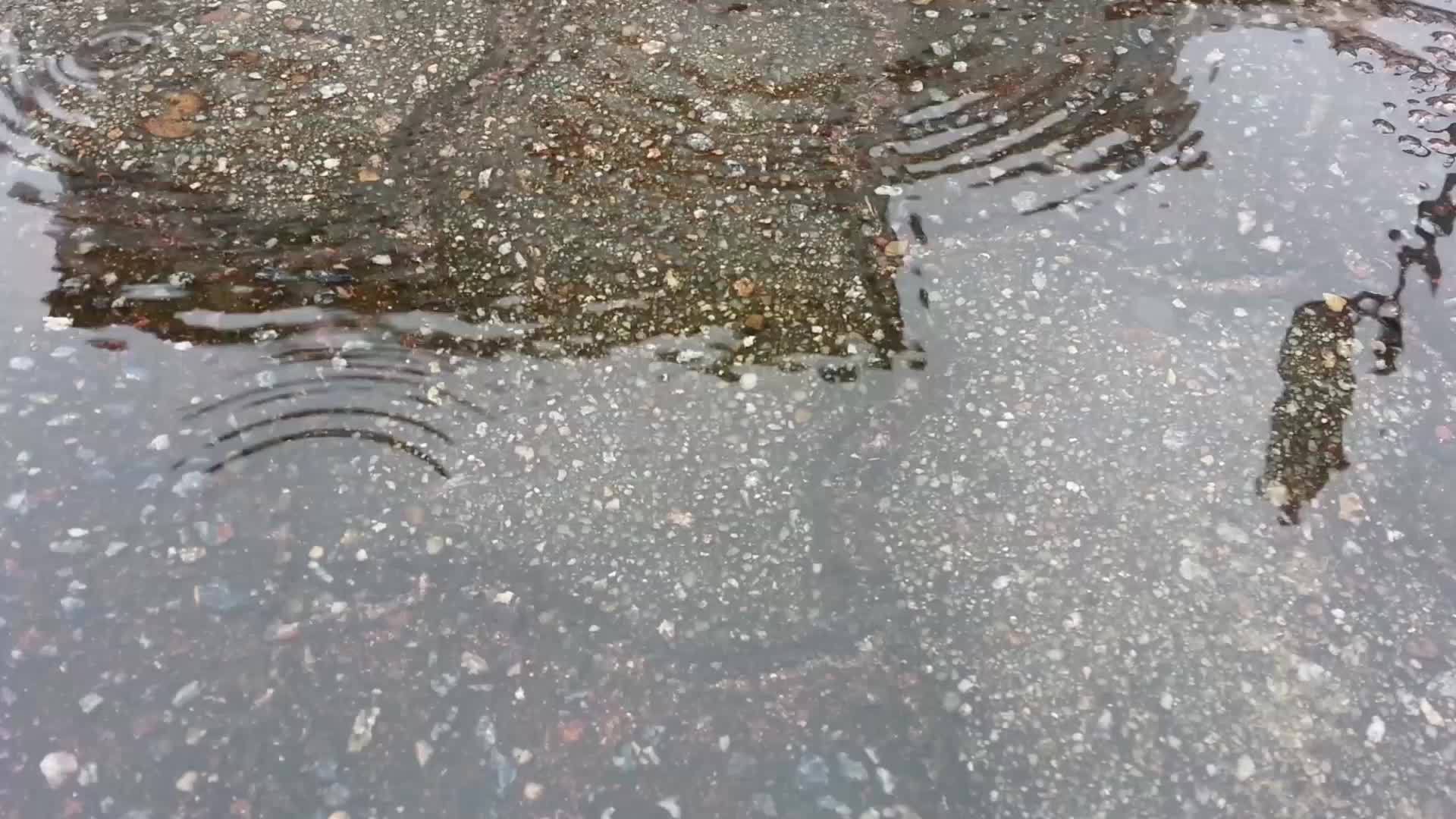 透明水长卷地面运动背景水滴倾斜视频的预览图