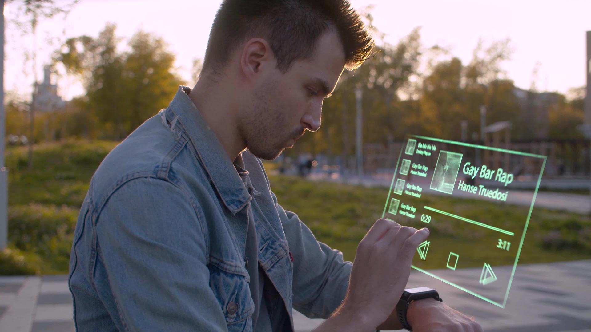 在城市公园使用未来设备的人视频的预览图