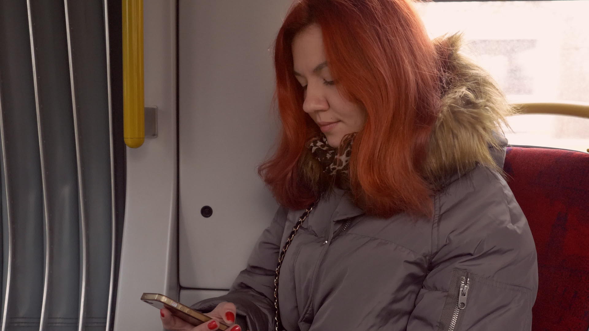 在公共交通工具的智能电话上传递女性短信信息视频的预览图