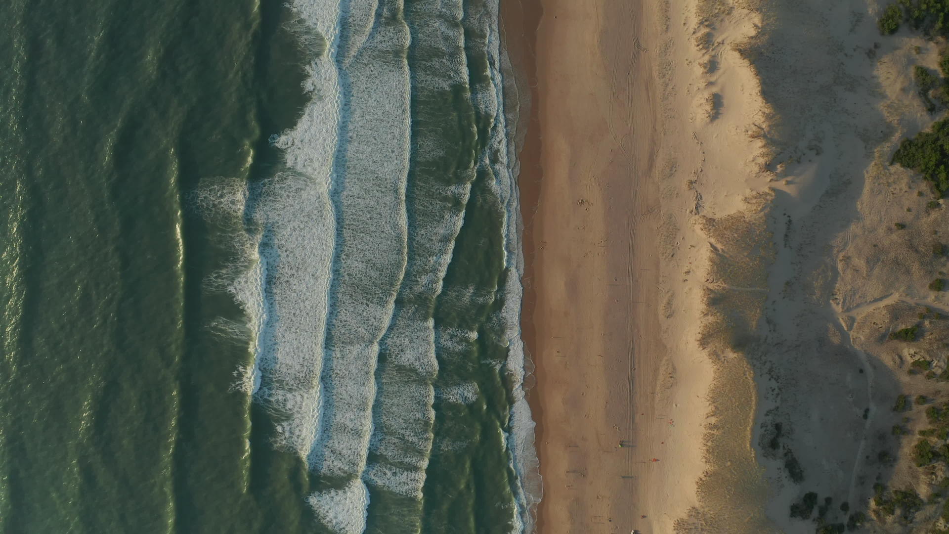 蓝色海浪冲向海岸线空中鸟眼顶部射击缓慢前进4公里视频的预览图