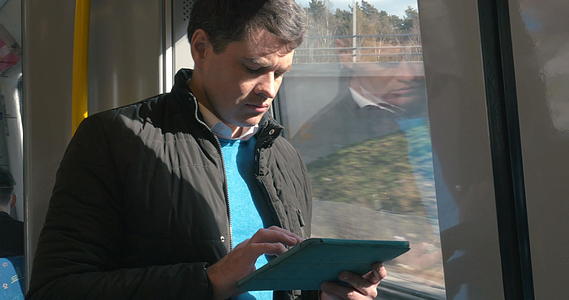 男人用触摸板坐火车旅行视频的预览图