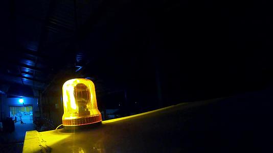 夜间移动车辆配备红色报警灯视频的预览图