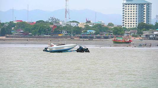 由于低潮速度被拖到海岸无法航行到岸边视频的预览图