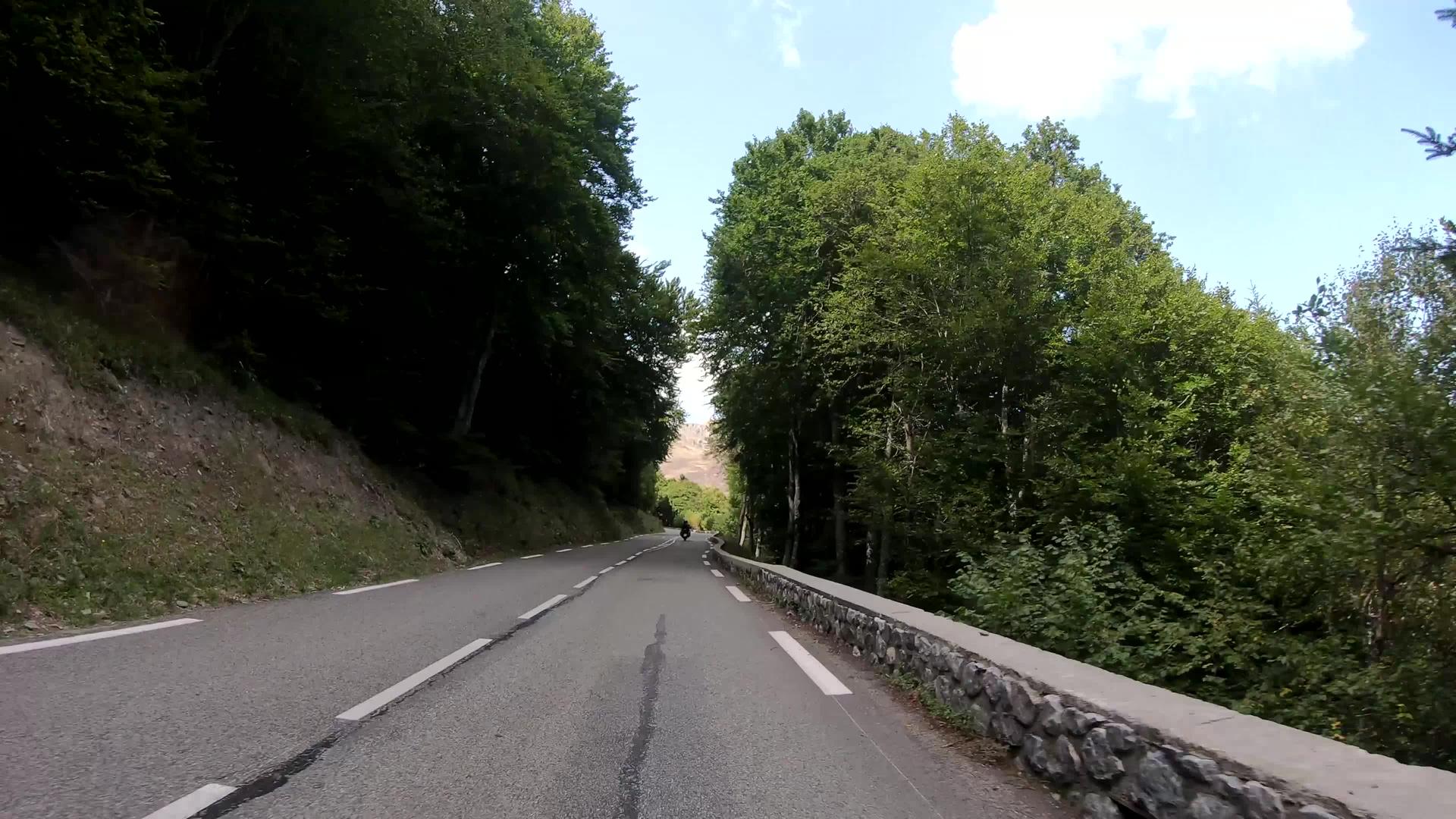 在法国比利牛斯山脉的丘陵山脉中视频的预览图