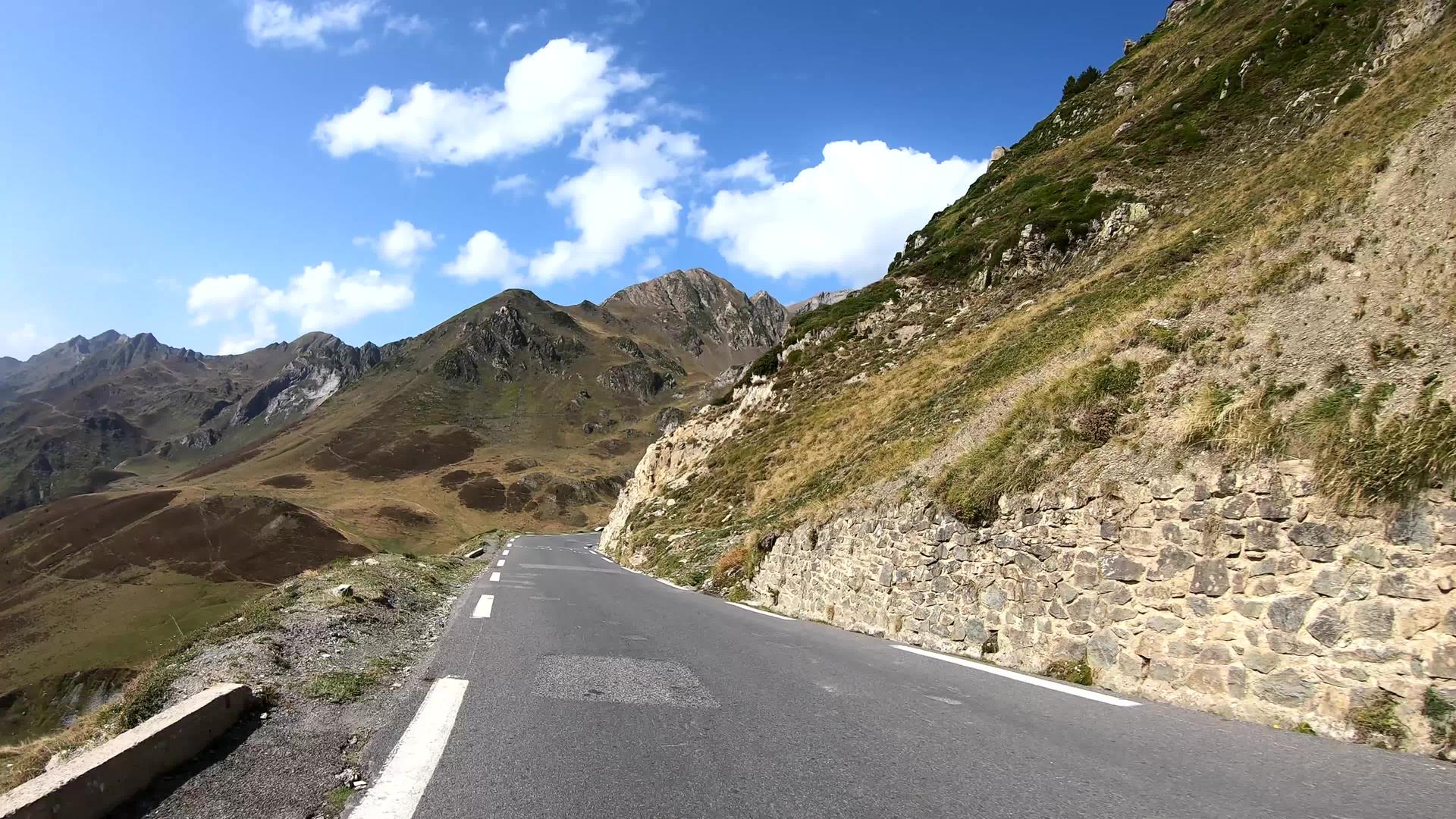 在法国比利牛斯山脉的丘陵山脉中视频的预览图