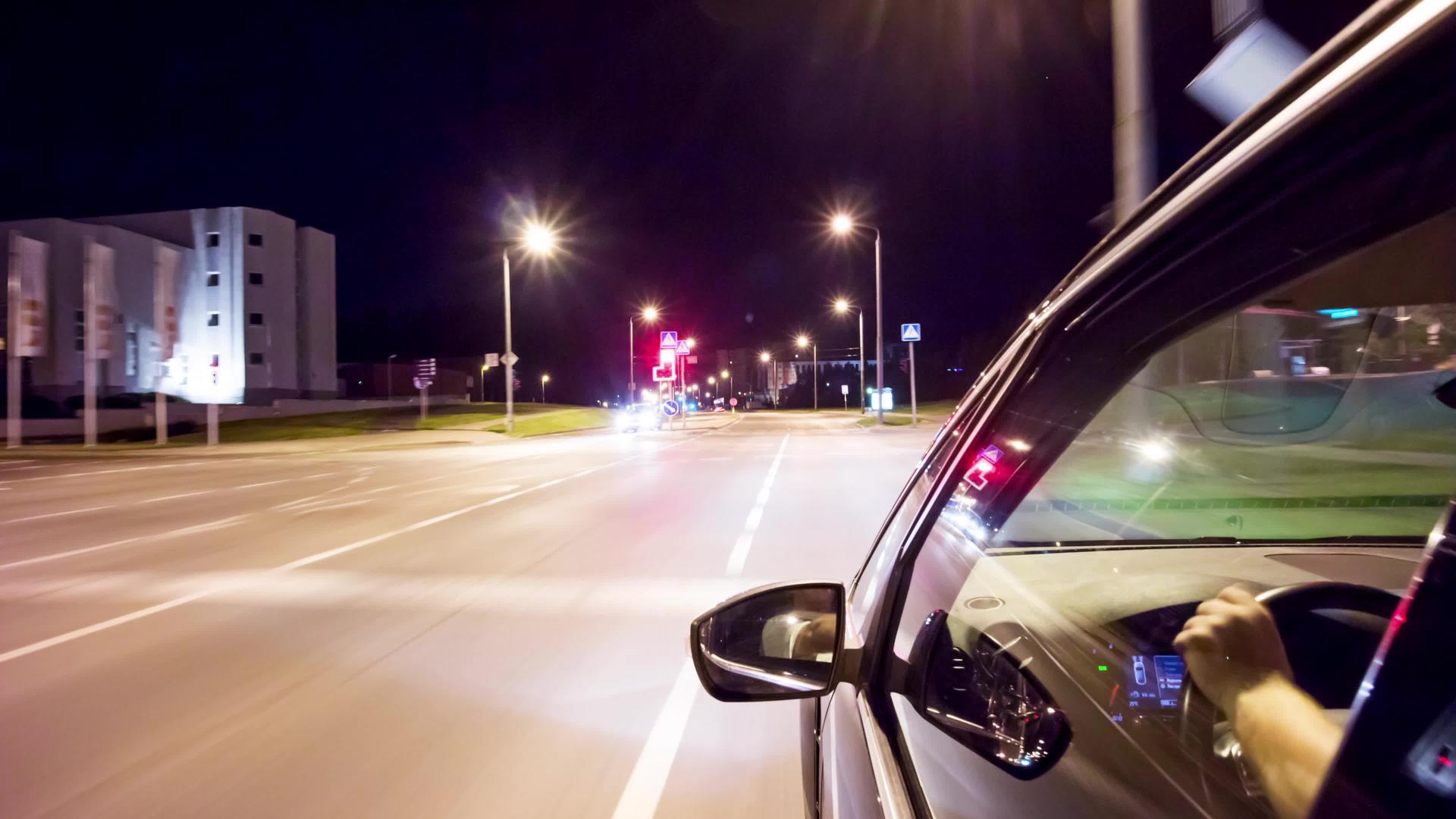 夜间路上的旅行侧视线视频的预览图