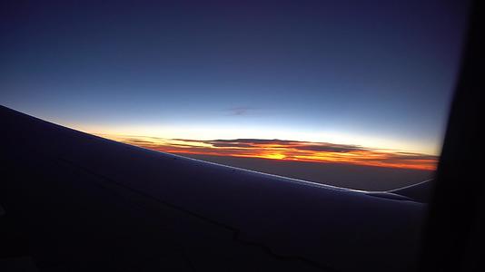 飞机窗外的日落视频的预览图