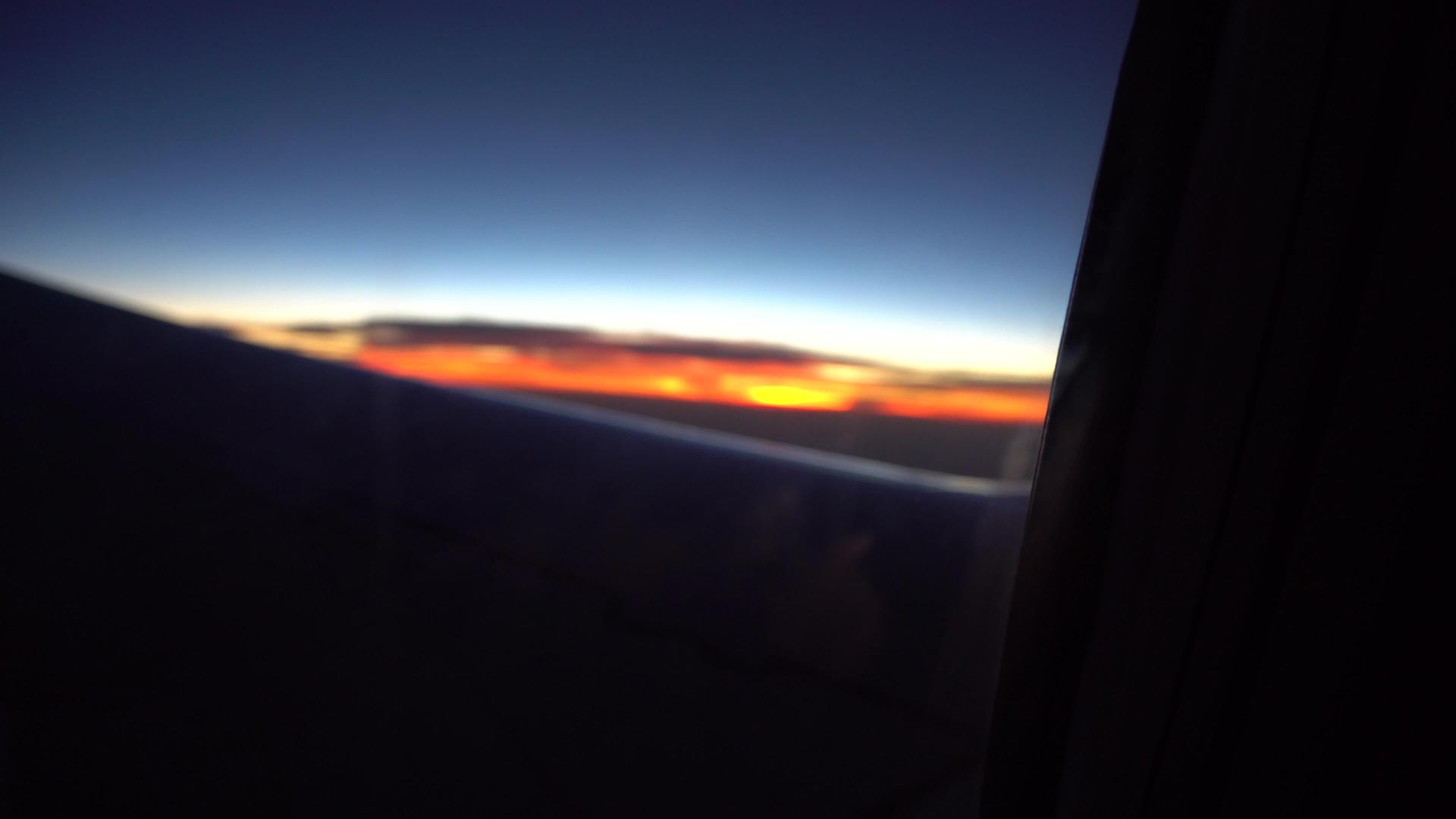 飞机窗外的日落视频的预览图
