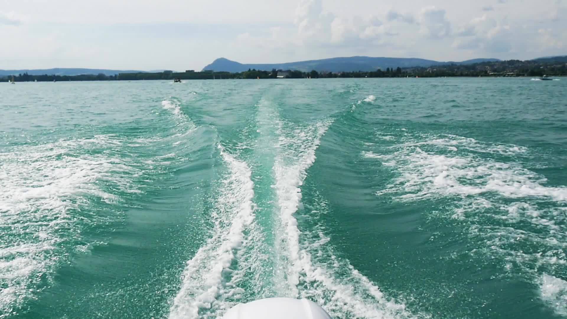 由船引擎在Annecy湖上制造的波浪视频的预览图