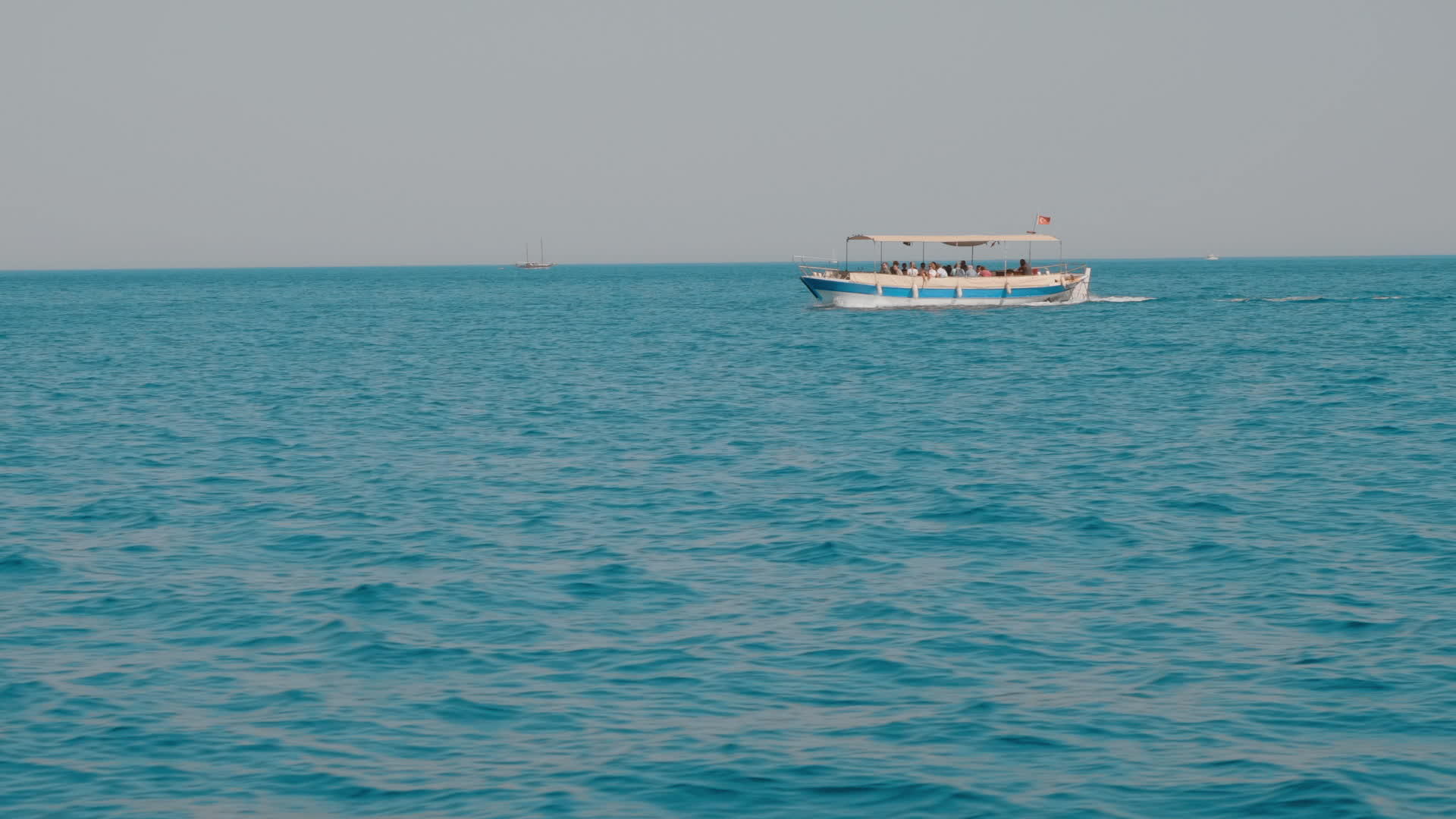 在地平线背景下漂浮的海上巡航快艇游客在海上行走视频的预览图