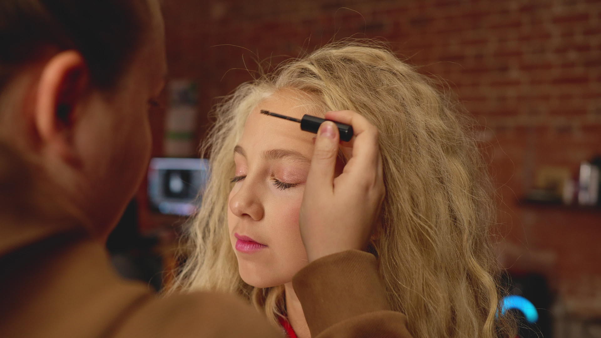 化妆长发的年轻女孩视频的预览图